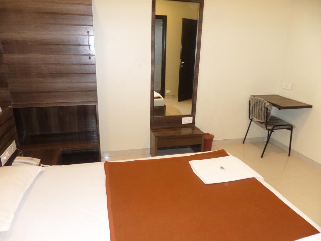 Hotel Sai Heera Residency Shirdi Zimmer foto